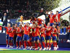 PG游戏官网登录入口-世界各地球队实力激烈对决，观赏性十足